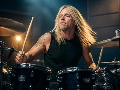 Le batteur aux cheveux longs will hunt le rythme parfait derrière sa batterie sur scène