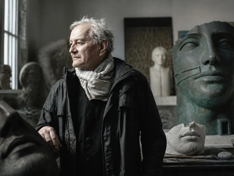 Portrait du sculpteur Igor Mitoraj posant dans son atelier entouré de ses œuvres monumentales