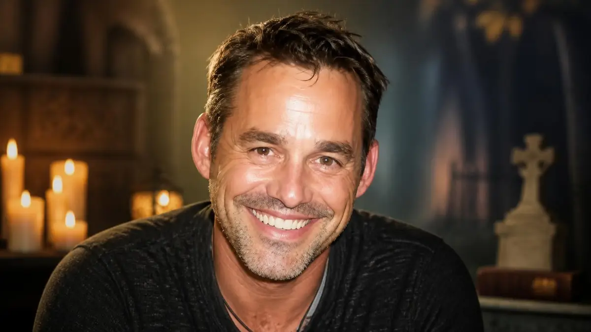 Portrait souriant de l'acteur Nicholas Brendon avec des bougies en arrière-plan