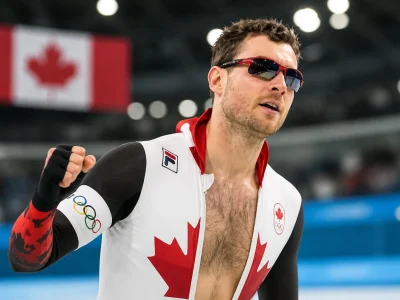Le patineur Laurent Dubreuil célèbre une performance sur la glace après une course intense