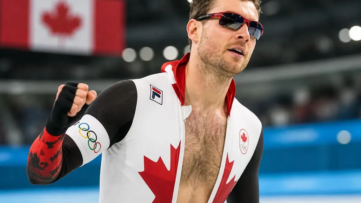 Le patineur Laurent Dubreuil célèbre une performance sur la glace après une course intense