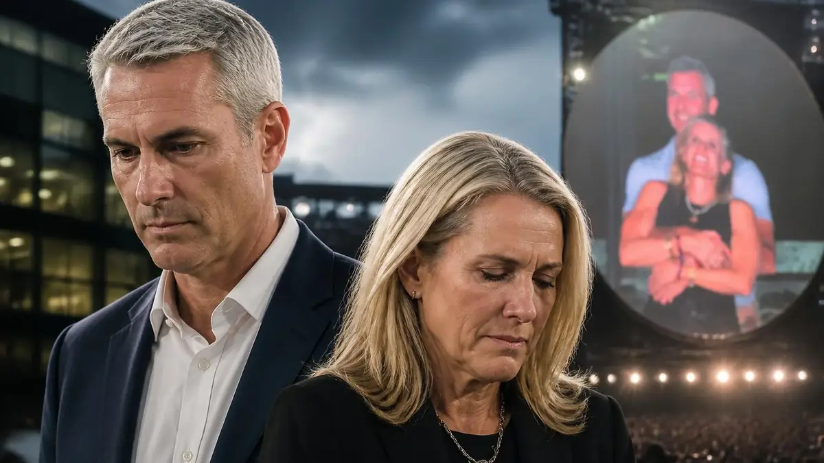 Un homme et une femme à l'air grave posant devant un écran géant affichant Andy Byron avec une autre personne