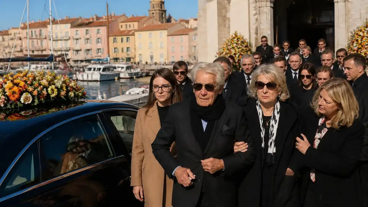 Des proches en deuil assistent aux obsèques de Brigitte Bardot devant l'église de Saint-Tropez