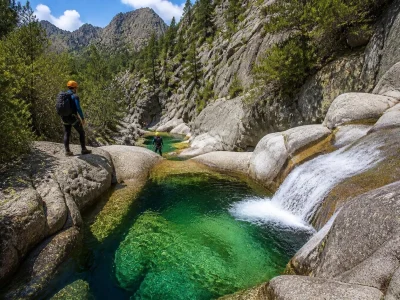Canyoning dans une magnifique piscine naturelle du Canyon aux eaux cristallines entourée de rochers en Corse