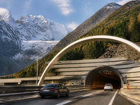 Des voitures entrent dans l'un des tunnels du Mont Blanc au pied des sommets enneigés