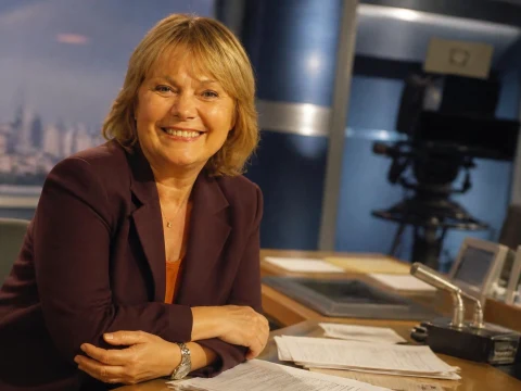 La journaliste Marie-Laure Augry souriante sur le plateau d'un journal télévisé