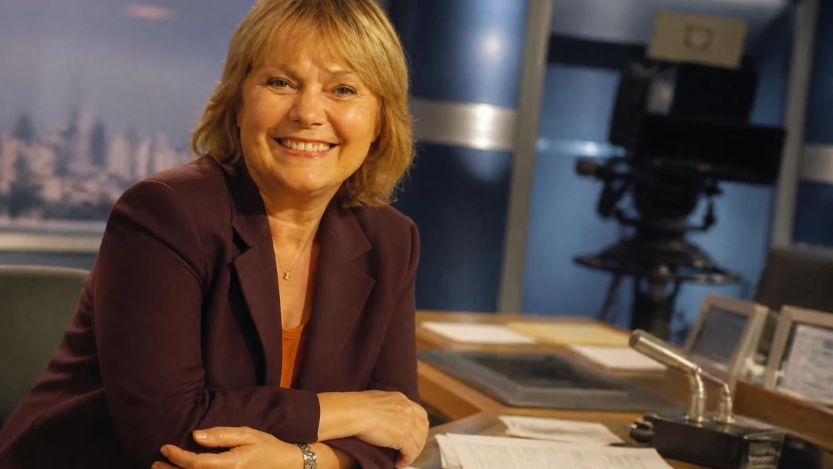 La journaliste Marie-Laure Augry souriante sur le plateau d'un journal télévisé