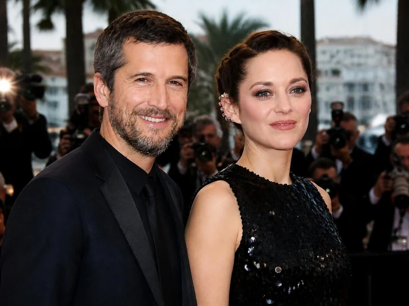 Marion Cotillard Guillaume Canet posent ensemble devant les photographes sur un tapis rouge