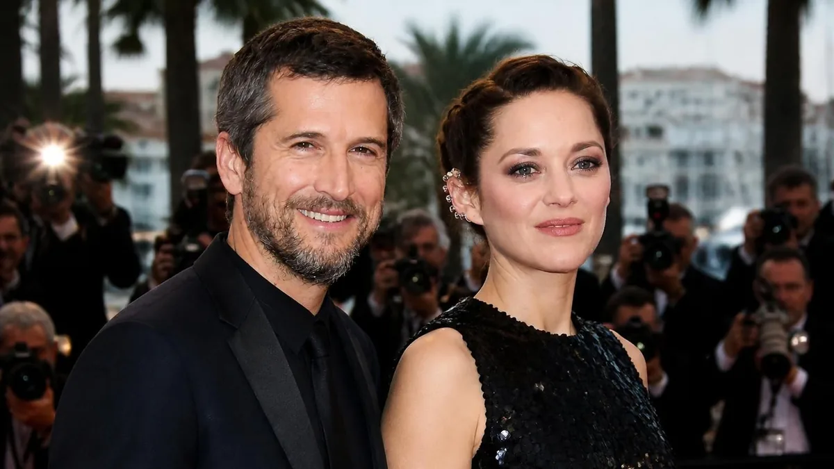 Marion Cotillard Guillaume Canet posent ensemble devant les photographes sur un tapis rouge