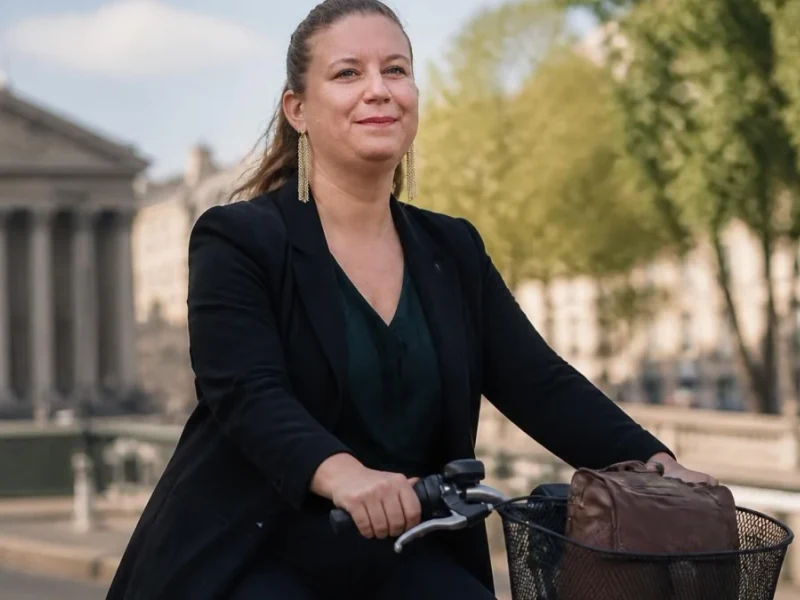 Mathilde Panot vie privée se reflète dans cette image où elle se déplace à vélo dans un cadre urbain décontracté