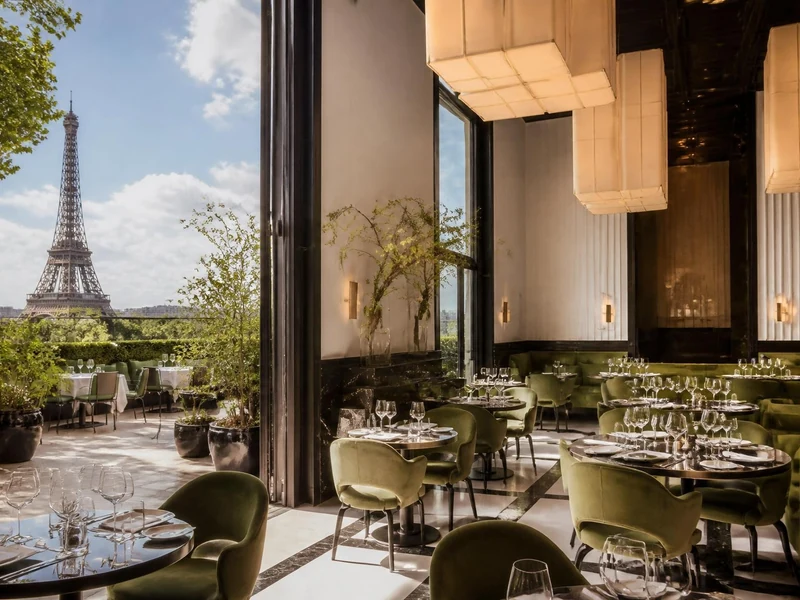 Vue élégante de la terrasse et de la salle intérieure du restaurant Monsieur Bleu avec la tour Eiffel en arrière-plan