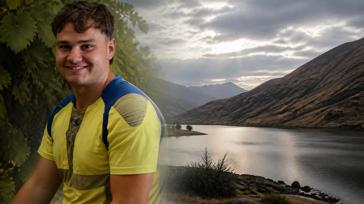 Portrait souriant d'antoine Richard Nouvelle-Zélande avec en arrière-plan un paysage naturel montagneux