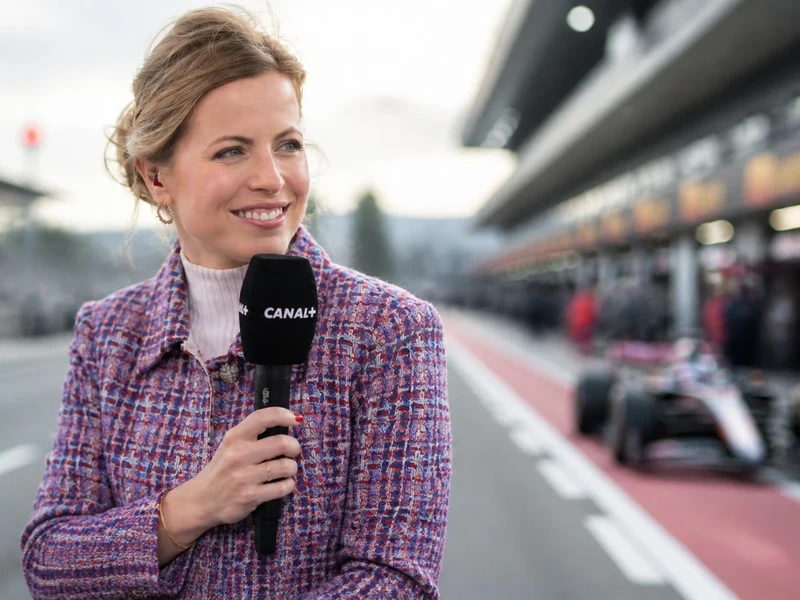 La journaliste Pauline Sanzey et son mari font l'objet de recherches tandis qu'elle présente un reportage sur un circuit
