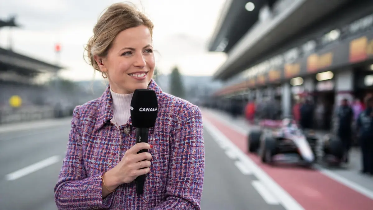 La journaliste Pauline Sanzey et son mari font l'objet de recherches tandis qu'elle présente un reportage sur un circuit