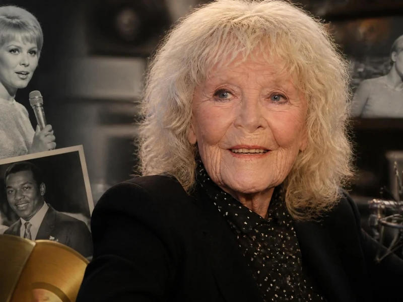 Portrait actuel de Petula Clark entouré de photos d'archives illustrant sa longue carrière musicale