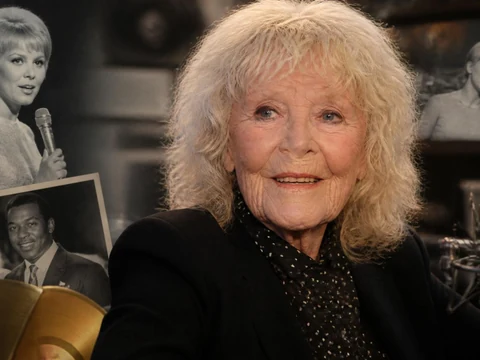Portrait actuel de Petula Clark entouré de photos d'archives illustrant sa longue carrière musicale