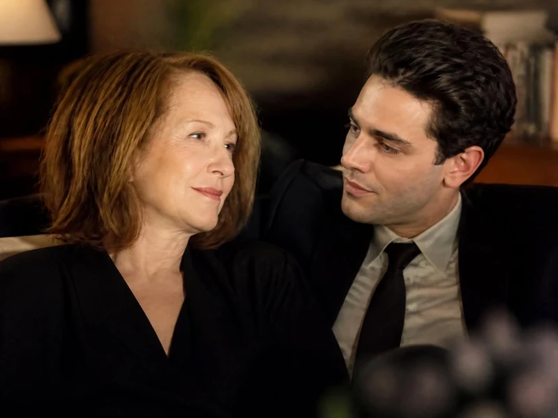 Nathalie Baye est en couple avec Pierre Lescure et Nathalie Baye dans cette scène romantique et intime
