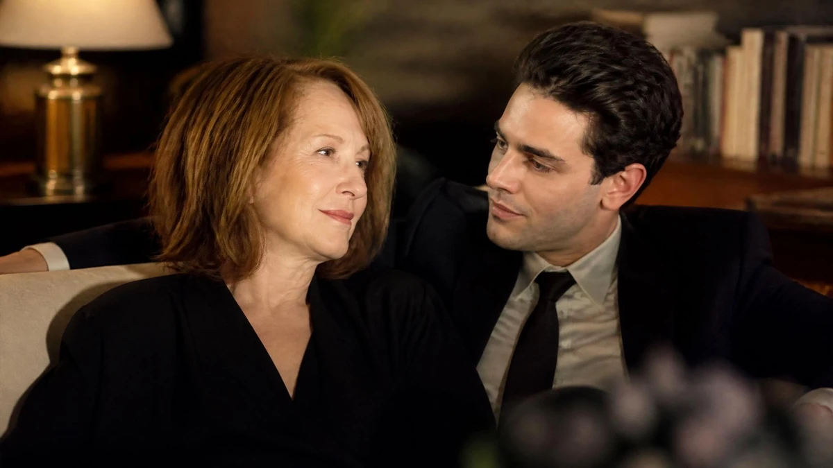 Nathalie Baye est en couple avec Pierre Lescure et Nathalie Baye dans cette scène romantique et intime