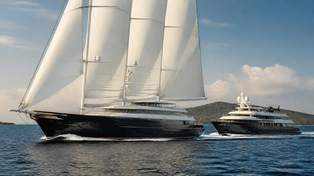 Vue du somptueux voilier Koru, le yacht Jeff Bezos, naviguant en mer accompagné de son navire de soutien