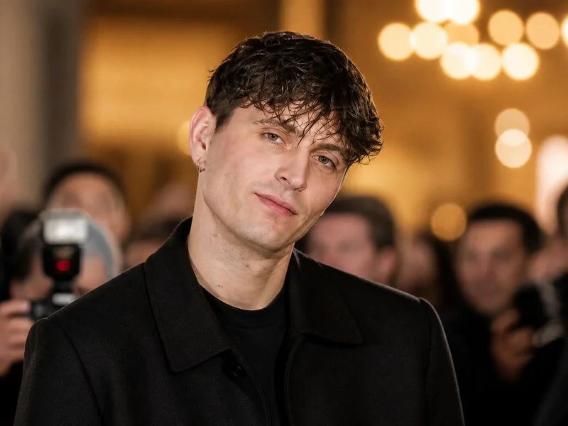 Portrait de l'acteur Raphaël Quenard face aux photographes, alimentant les rumeurs autour de Raphaël Quenard couple