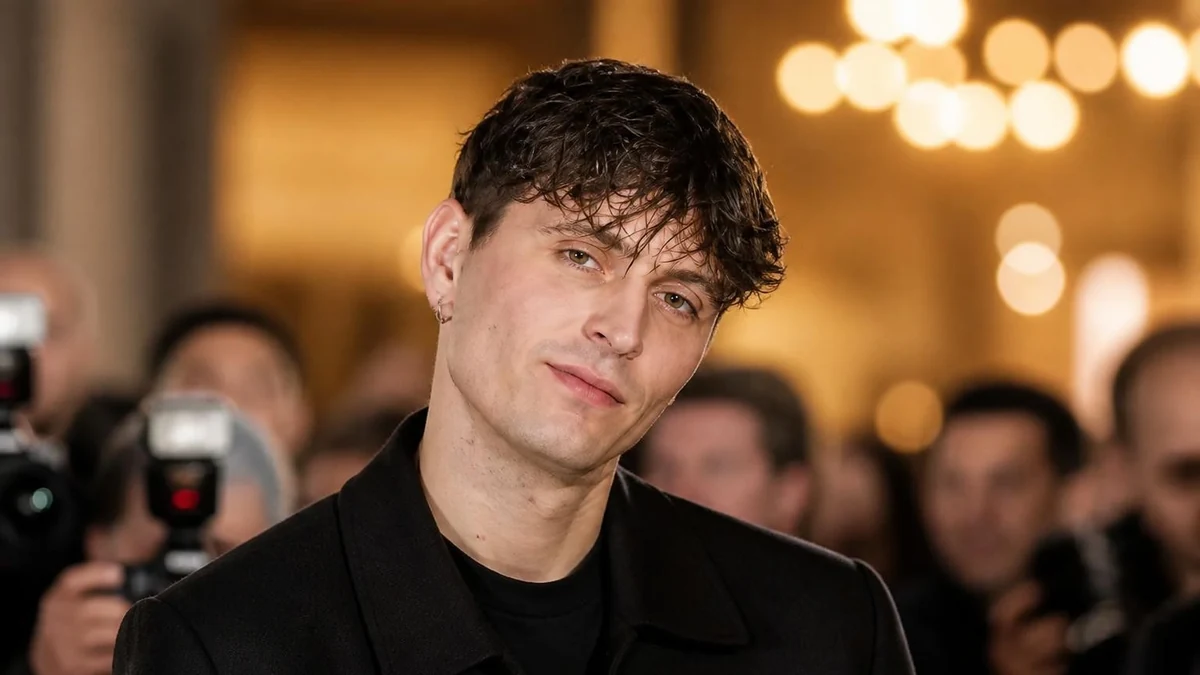 Portrait de l'acteur Raphaël Quenard face aux photographes, alimentant les rumeurs autour de Raphaël Quenard couple