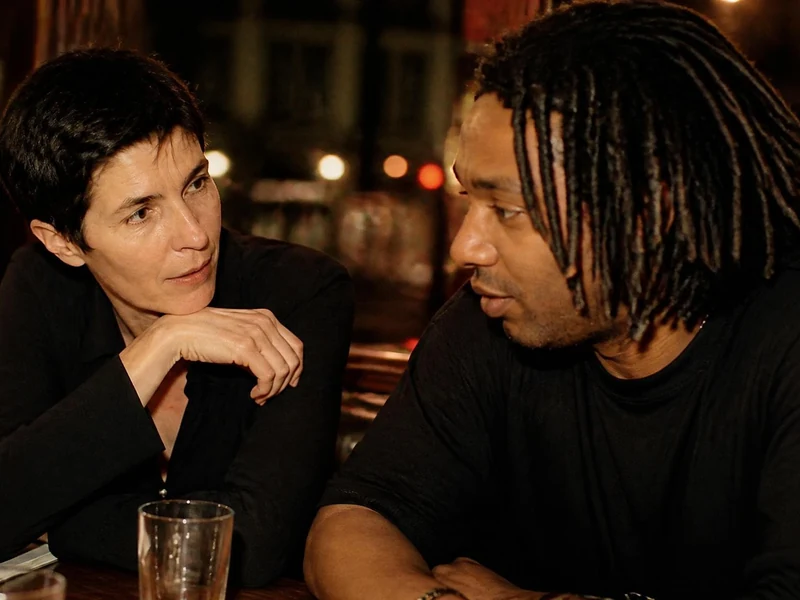 Christine Angot Doc Gynéco en pleine conversation intime lors d'une sortie nocturne
