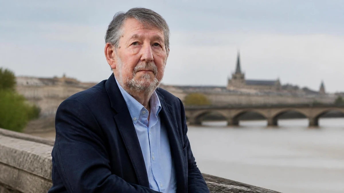 Portrait de l'homme politique Alain Anziani posant devant le pont de pierre à Bordeaux