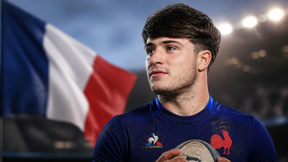 Portrait du jeune rugbyman Axel Desperes devant le drapeau français avec un ballon de rugby