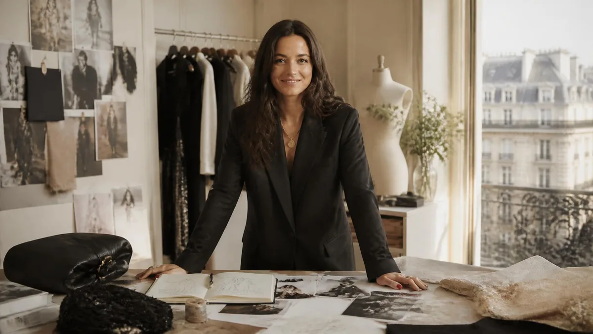La créatrice de mode Capucine Martin travaille dans son atelier parisien au milieu de ses croquis et tissus