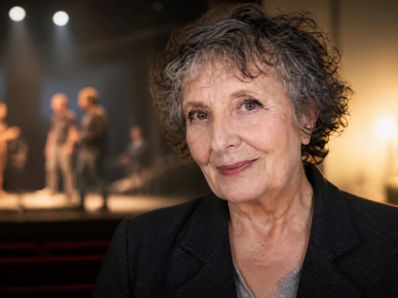 Portrait de la comédienne Christiane Cohendy souriante dans une salle de théâtre avec des silhouettes en arrière-plan