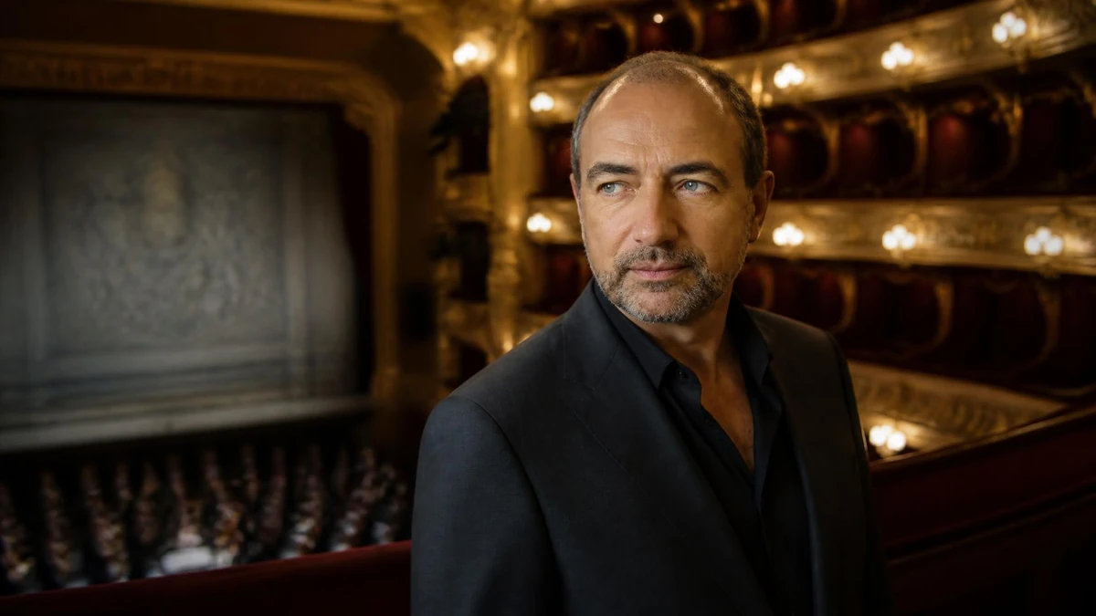 Le chanteur d'opéra Laurent Naouri pose élégamment dans une salle de spectacle richement décorée