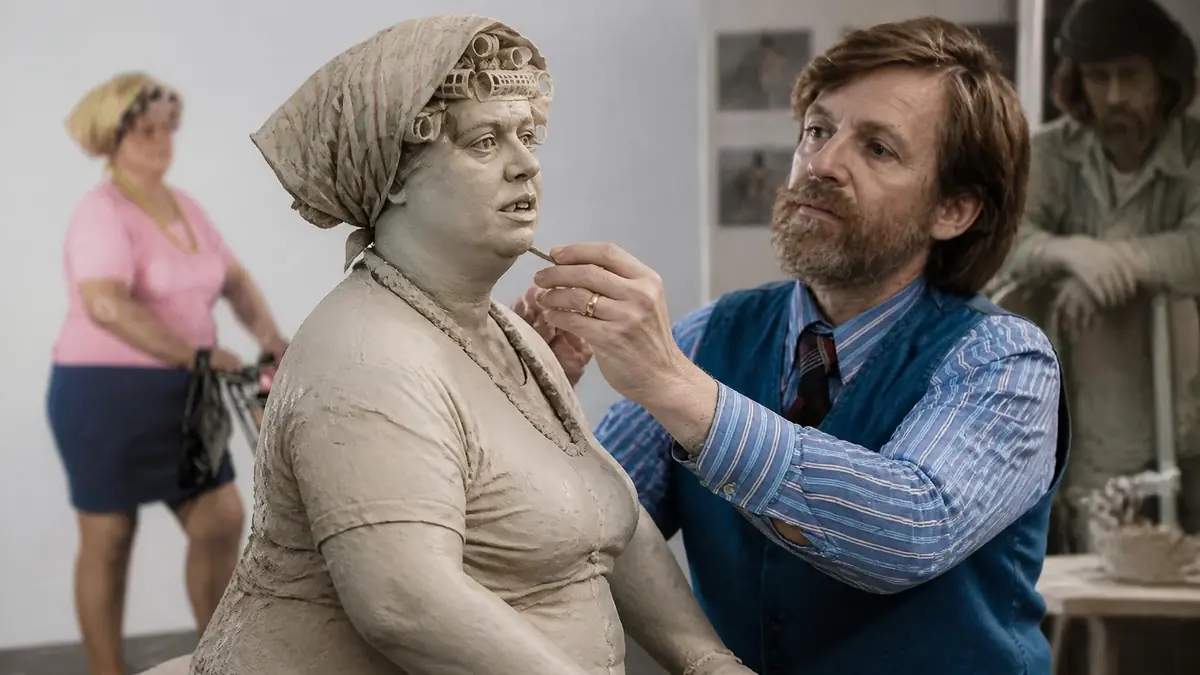 Un artiste travaille sur une sculpture hyperréaliste dans le style de Duane Hanson