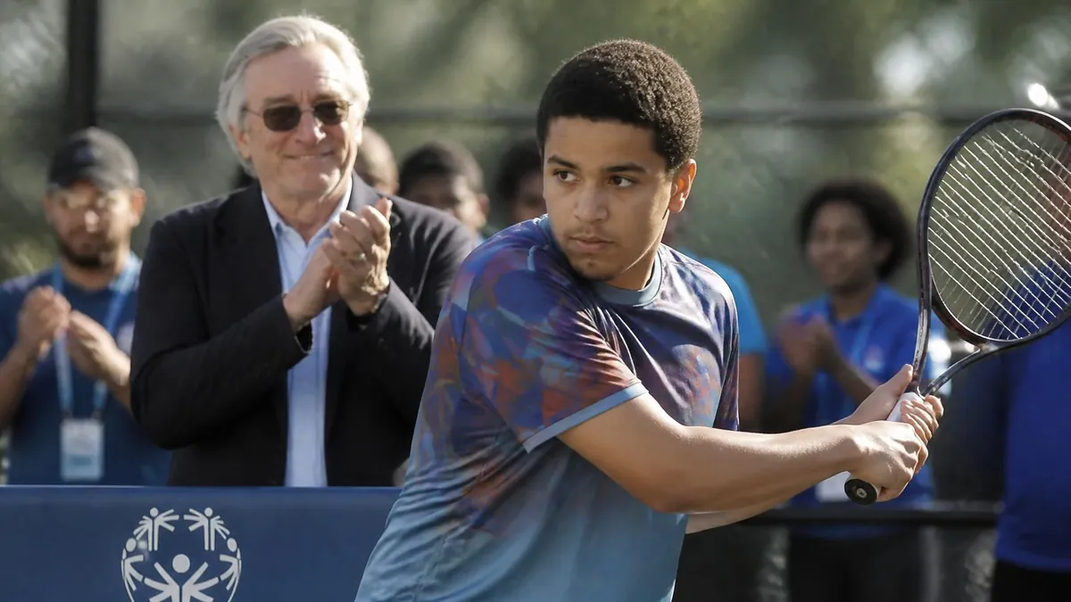 Elliot De Niro joue au tennis sous le regard bienveillant de son père Robert De Niro qui l'applaudit