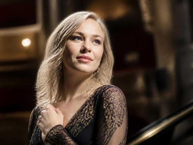 Portrait élégant de la soprano Elsa Dreisig dans une salle de spectacle