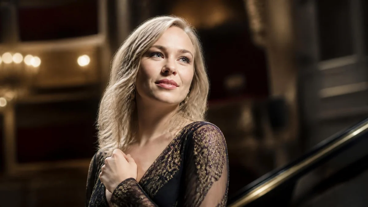 Portrait élégant de la soprano Elsa Dreisig dans une salle de spectacle