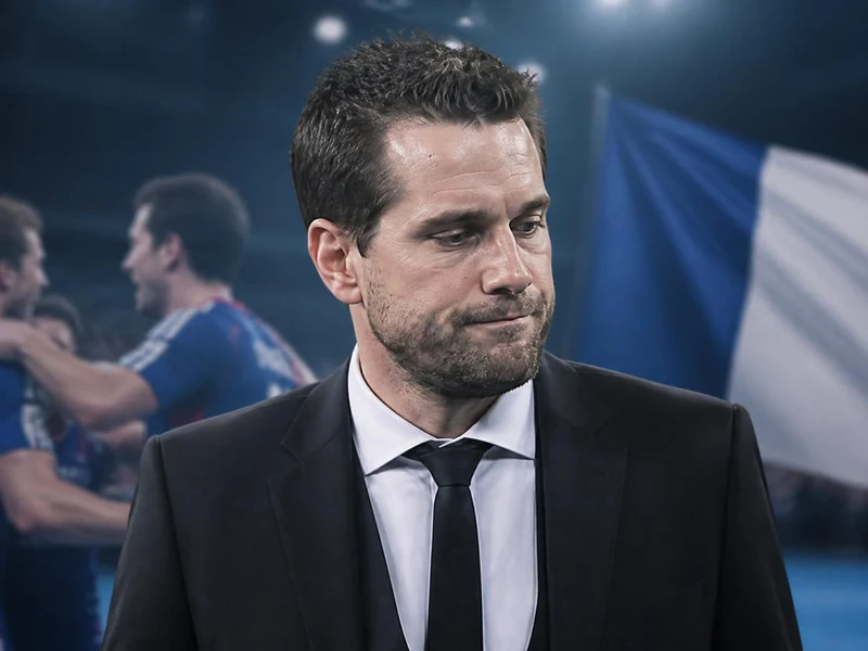 Portrait de Guillaume Gille en costume devant des joueurs de handball et un drapeau français
