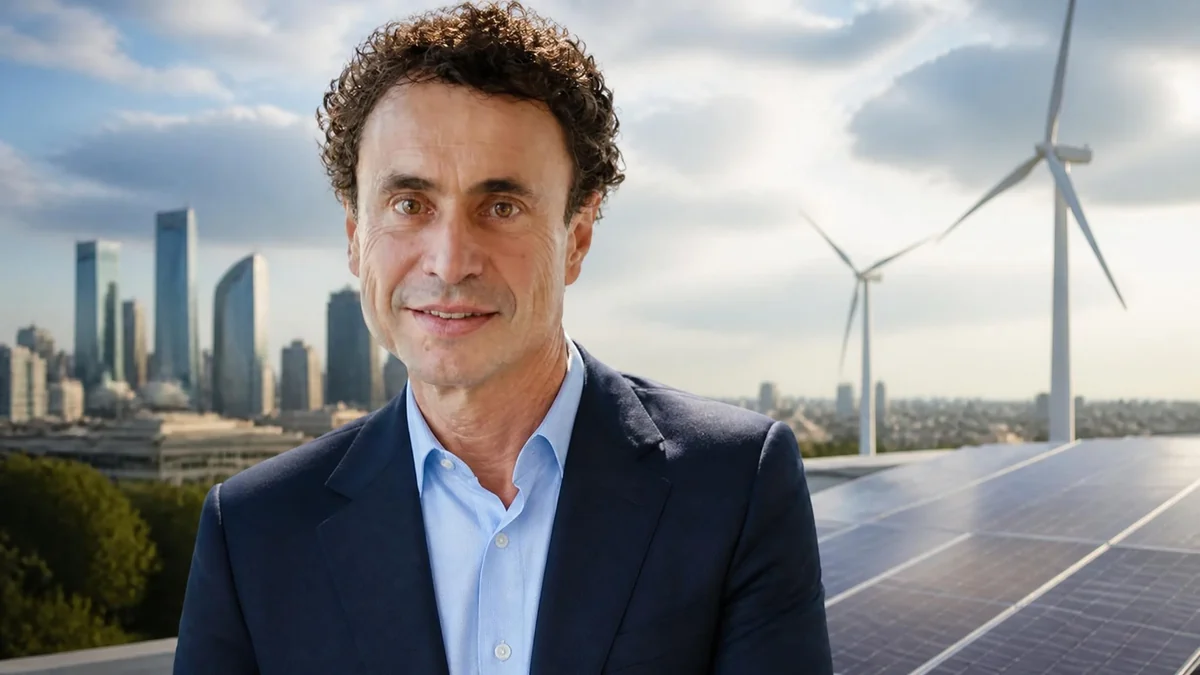 Portrait de Jacques Veyrat devant un paysage urbain avec des éoliennes et des panneaux solaires