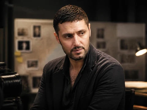 Portrait de l'acteur et créateur Jalil Naciri dans un décor de tournage sombre