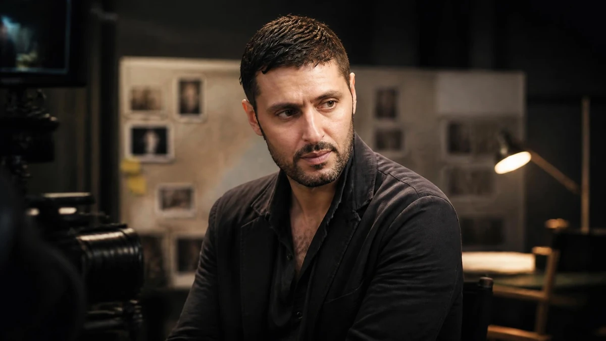 Portrait de l'acteur et créateur Jalil Naciri dans un décor de tournage sombre