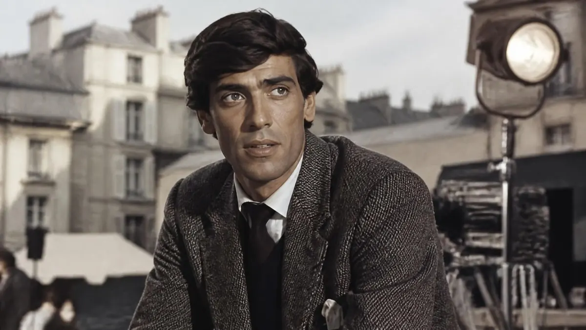 Portrait de l'acteur Jean-Loup Reynold en costume sur un lieu de tournage en extérieur