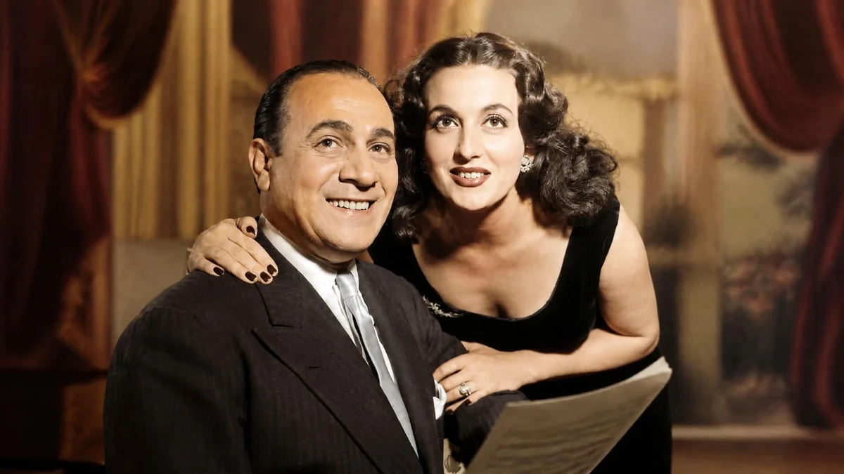 Tino Rossi souriant aux côtés de la danseuse et actrice Lilia Vetti
