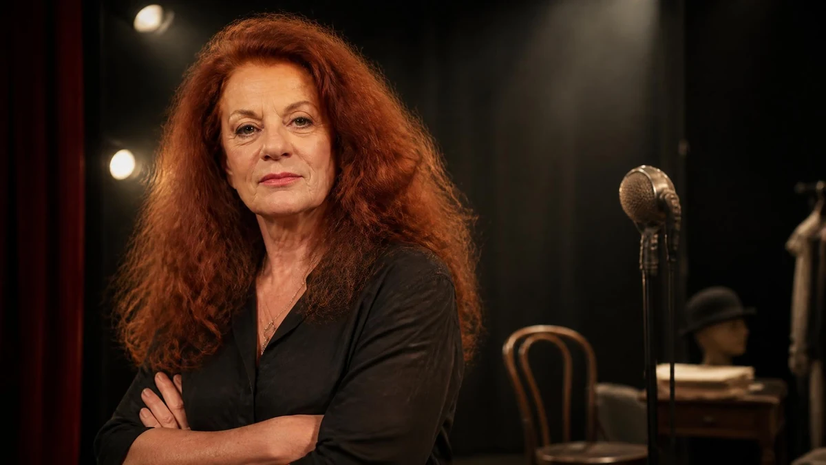 Portrait de l'humoriste Marianne Sergent, posant avec assurance sur une scène de théâtre sombre avec un micro ancien