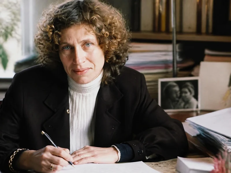 Portrait de la magistrate Martine bouillon assise à son bureau en train d'écrire