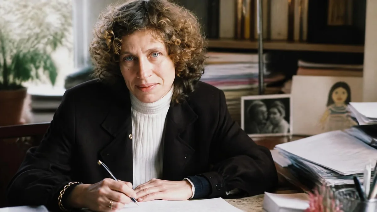Portrait de la magistrate Martine bouillon assise à son bureau en train d'écrire