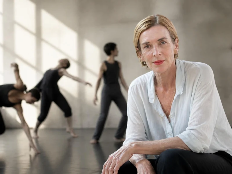 Portrait de la chorégraphe Mathilde Monnier observant des danseurs en répétition dans un studio