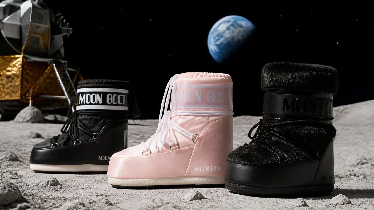 Trois paires de Moon Boots posées sur le sol lunaire avec la Terre en arrière-plan