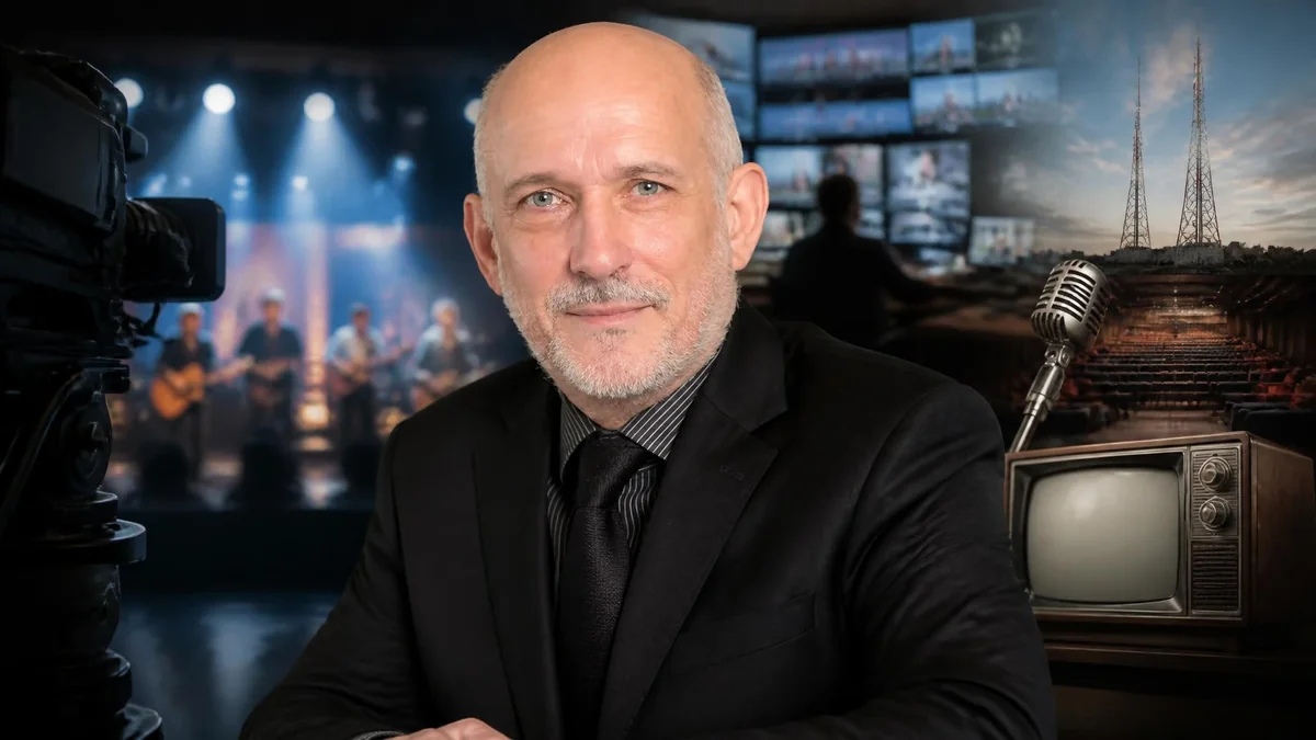 Portrait de Pascal Josèphe devant un montage d'éléments liés à l'univers de la télévision