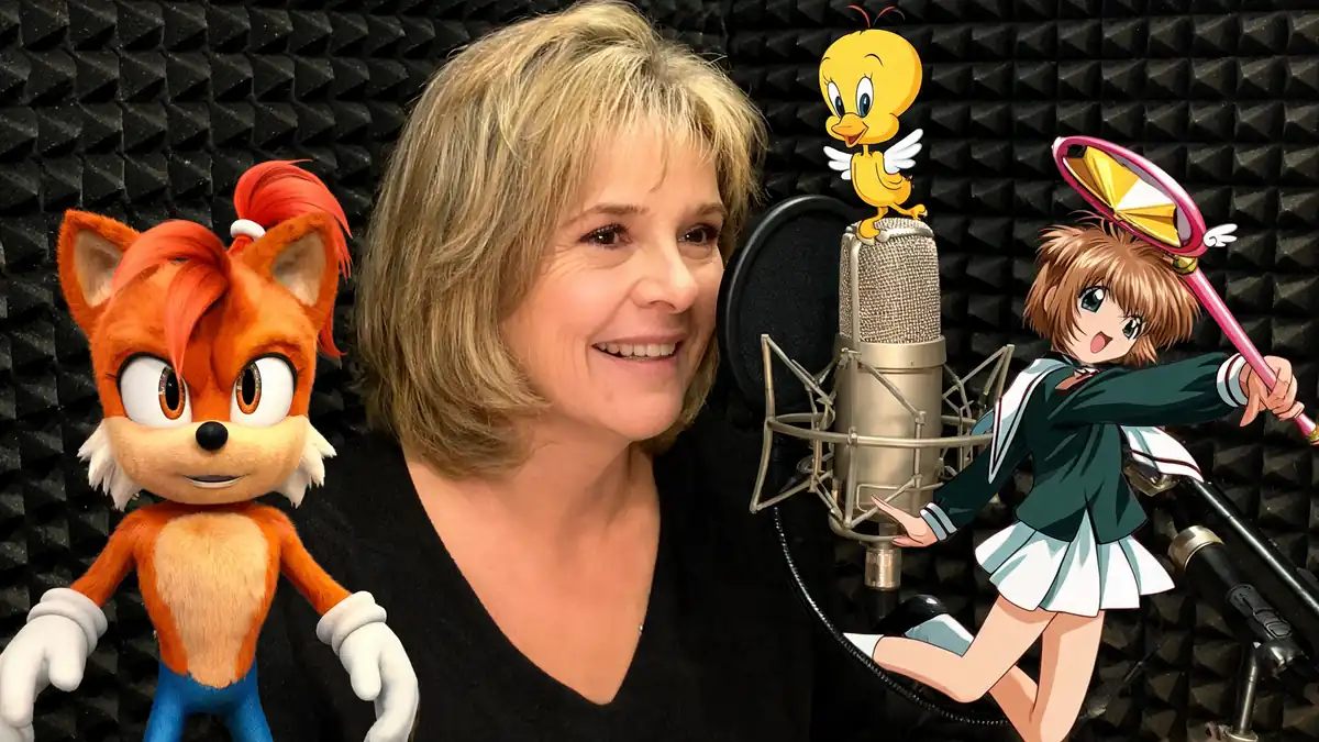 La comédienne Patricia Legrand sourit en studio devant un micro entourée de personnages de dessins animés