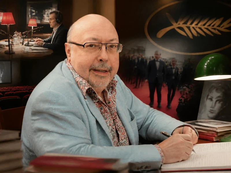 Portrait de Pierre Murat, critique de cinéma, assis à un bureau entouré de livres et d'éléments rappelant l'univers du film