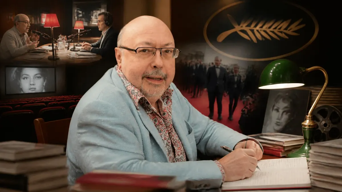Portrait de Pierre Murat, critique de cinéma, assis à un bureau entouré de livres et d'éléments rappelant l'univers du film
